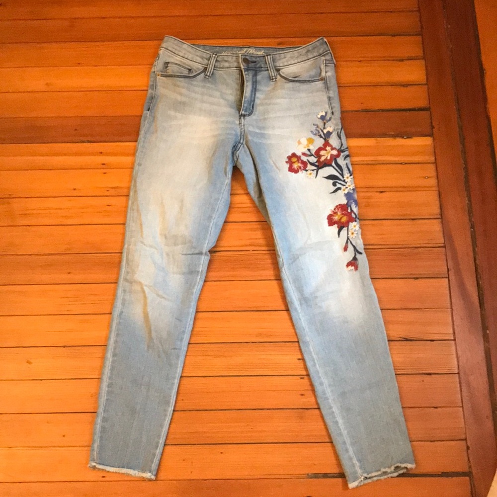 Ankle jeans with floral embroidery